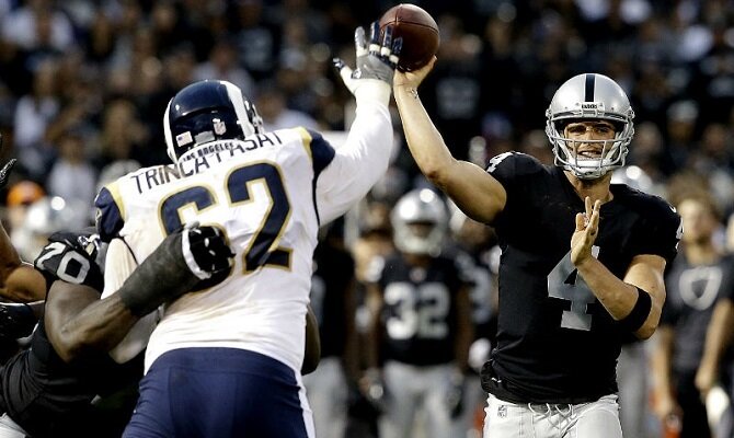 Derek Carr y los Raiders buscan sorprender a los Carneros.