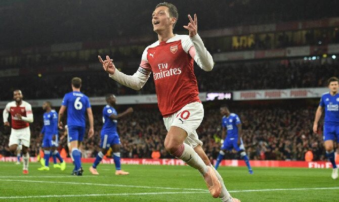 Mesut Özil celebra su gol en la victoria del Arsenal sobre el Leicester City