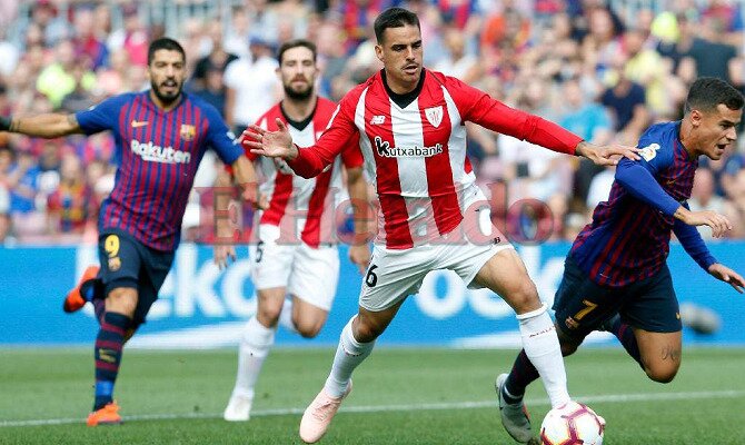 Dani García del Athletic Club pelea un balón en el juego contra el Barcelona