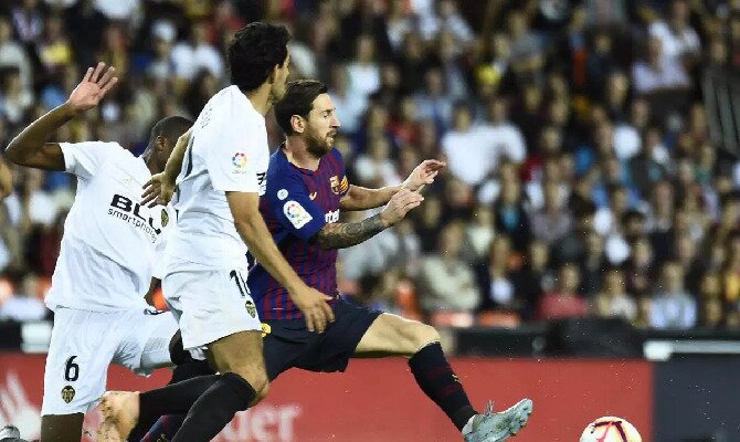 Messi en partido del Barcelona contra el Valencia