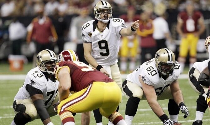 Drew Brees busca establecer la marca histórica de yardas por aire.