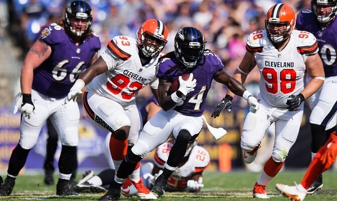Los Cuervos de Baltimore tienen que vencer a los Cafés de Cleveland para clasificar.
