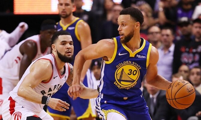 Steph Curry y los Golden State Warriors quieren emátar la serie ante los Toronto Raptors.