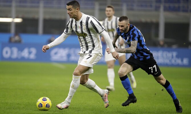 Cristiano Ronaldo en el juego contra el Inter de Milán. Su próximo encuentro será en Serie A Napoli vs Juventus.