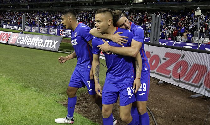 Jonathan Rodríguez celebra un gol junto a sus compañeros. Cuotas Cruz Azul vs Santos, Liga Mx.