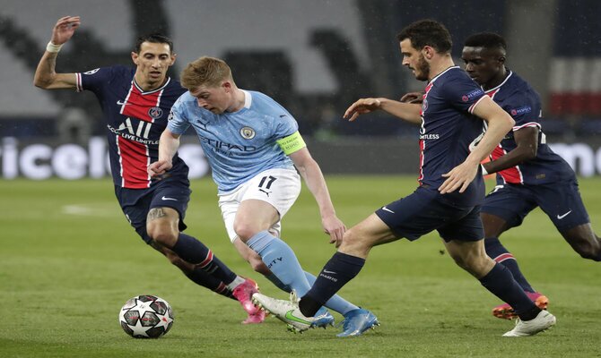 De Bruyne marcado por jugadores del PSG. Cuotas Manchester City vs PSG de la Champions League.