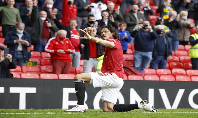 Edinson Cavani celebra un gol en la imagen. Pronósticos para el Villarreal vs Manchester United.