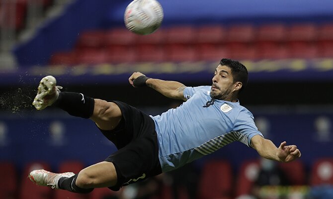 Luis Suárez remata de chilena en la imagen. Cuotas para la tercera jornada de la Copa América 2021.