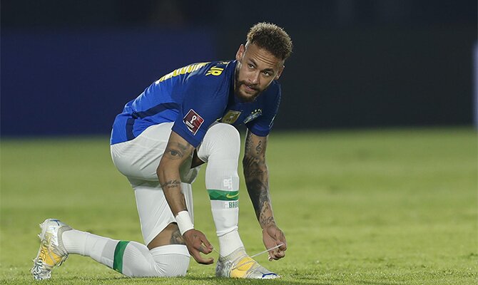 Neymar se ata las botas sobre el césped en la imagen. Picks de la segunda jornada Copa América 2021