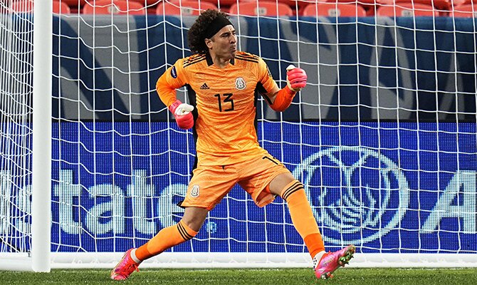 Ochoa celebra un gol con la camiseta de su país. Cuotas y pronósticos Estados Unidos vs México.