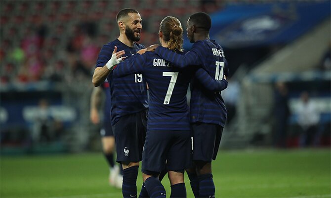 Los delanteros de Francia celebran un gol. Cuotas y picks de la segunda jornada de la Euro 2020