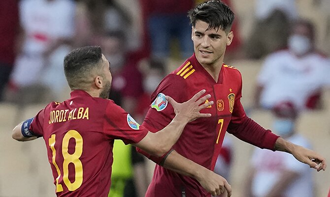 Álvaro Morata y Jordi Alba celebran un gol con España. Cuotas y picks 3º jornada Euro 2020.