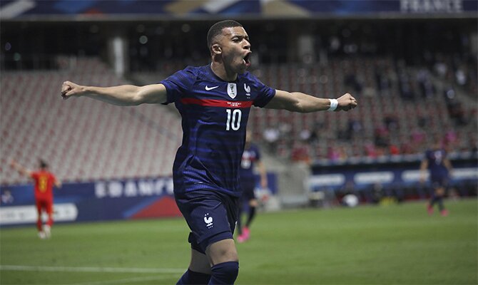 Kylian Mbappé, estrella de Francia, celebra un gol en la imagen. Picks Francia vs Alemania Euro 2020