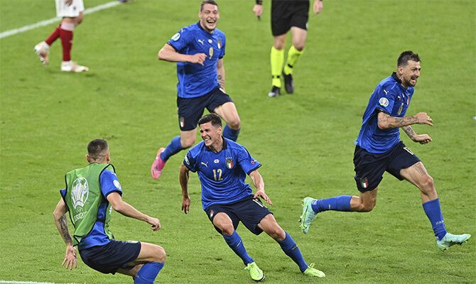 Los jugadores de la Azzurri corren celebrando un gol. Cuotas Italia vs España, semifinales Euro 2020
