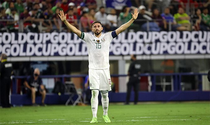 Héctor Herrera alza los brazos en la imagen. Cuotas México vs El Salvador de la Copa Oro 2021.