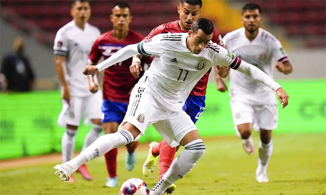 Rogelio Funes Mori controla el balón ante un rival. Cuotas y pronósticos Panamá vs México.