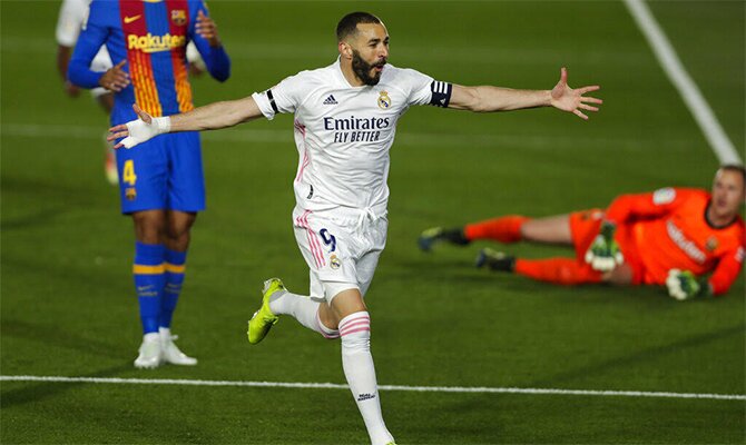 Karim Benzema abre los brazos para celebrar un gol. Cuotas Barcelona vs Real Madrid de LaLiga.