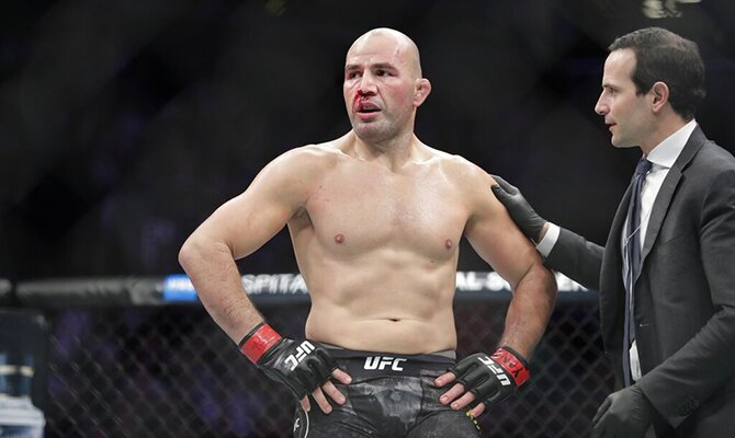 Glover Teixeira con los brazos en jarra tras un combate. Cuotas Blachowicz vs Teixeira en UFC 267.