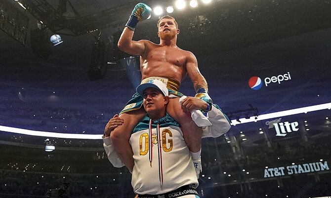 Canelo Álvarez a hombros celebrando una victoria. Cuotas Saúl Canelo Álvarez vs Caleb Plant.