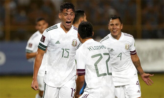 Lozano y Moreno gritan celebrando un gol. Pronósticos Estados Unidos vs México de Eliminatorias.