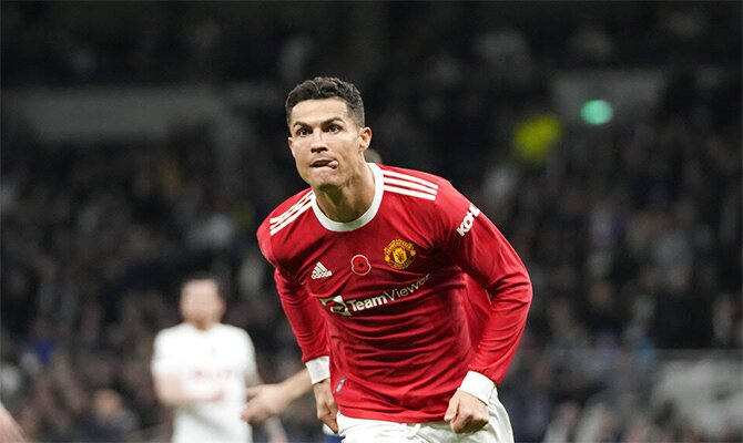 Cristiano Ronaldo corre celebrando un gol. Manchester United vs Manchester City de la Premier.