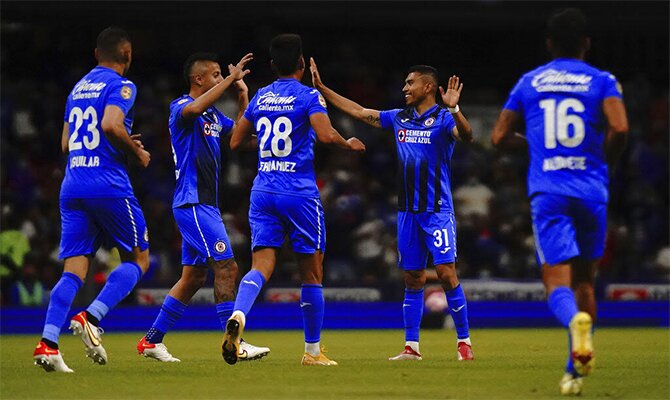 Orbelín Pineda celebrando con su equipo. Próximo encuentro en la Liga Mx: Pumas vs Cruz Azul.