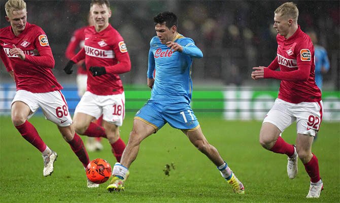 Hirving Lozano controla el balón rodeado de jugadores. Cuotas Napoli vs Atalanta, Serie A de Italia.