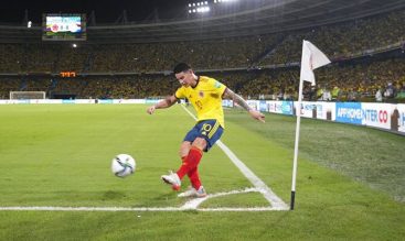 James Rodríguez botando un saque de esquina. Cuotas Eliminatorias Conmebol, Colombia vs Perú.