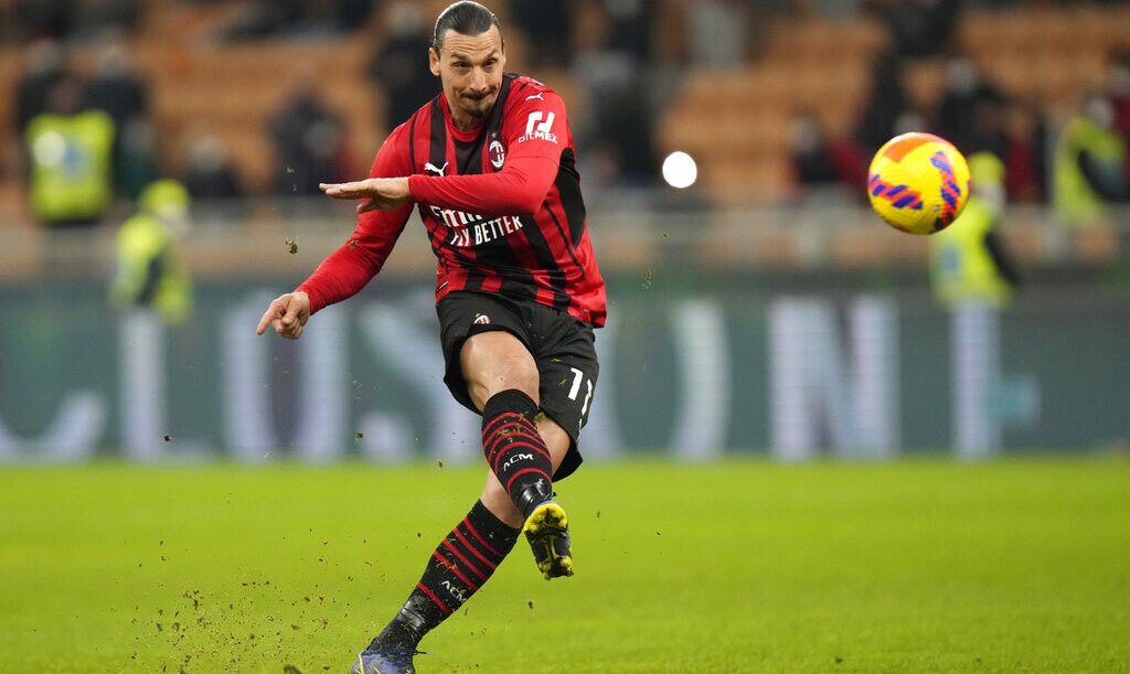 Zlatan Ibrahimovic disparaen la imagen. Cuotas y picks Milan vs Juventus de la Serie A de Italia.