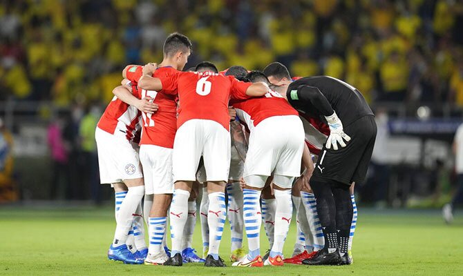 Jugadores de la Albirroja hacen piña antes de un partido. Pronósticos y cuotas Paraguay vs Uruguay.