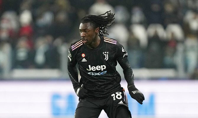 Moise Kean busca demostrar su calidad y anotar en el Roma Vs Juventus de la Serie A.