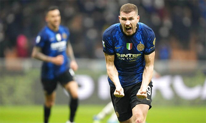 Edin Dzeko celebra con rabia un gol anotado en la Serie A. Pronósticos del Inter de Milán vs Milan.