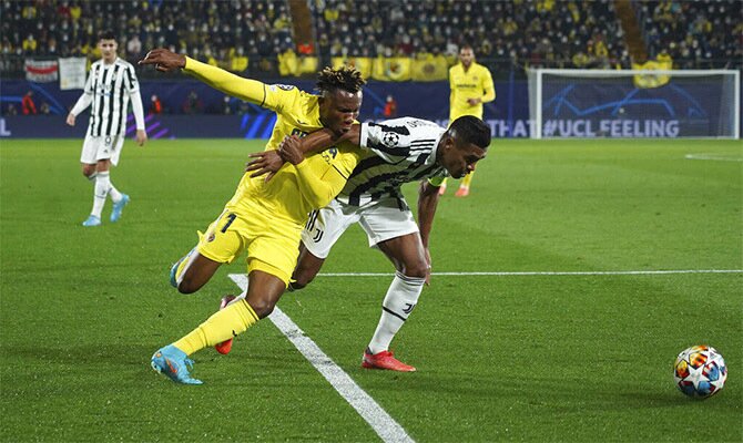 Chukwueze y Alex Sandro disputando un balón en la ida de la Champions entre Juventus vs Villarreal.