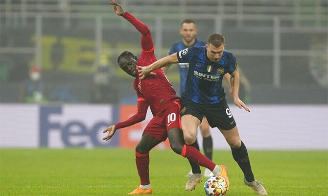 Mané y Dzeko disputando un balón en la UEFA Champions League en el Liverpool vs Inter de Milan.