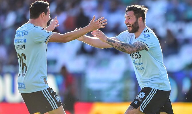 Gignac y Thauvin celebran un gol contra el León antes del Tigres vs Monterrey del Clausura 2022.