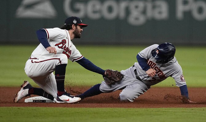 Jose Altuve de Houston Astros en accion contra Atlanta Braves