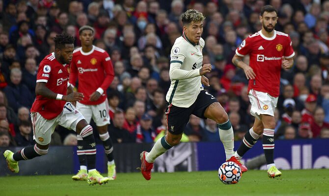 Roberto Firmino del Liverpool conduce el balón ante el Manchester United