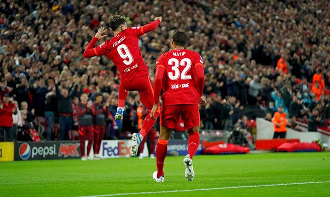 Roberto Firmino y Jordi Matip celebran un gol del Liverpool