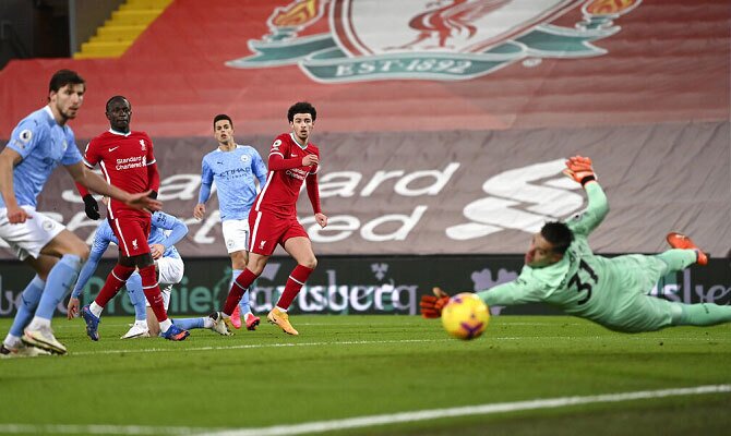 Ruben Dias del Manchester City en partido contra el Liverpool