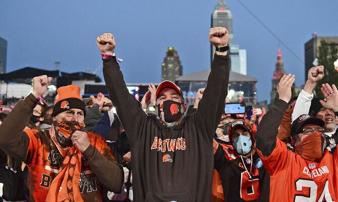 Aficionados de Cleveland Browns celebran en el Draft NFL