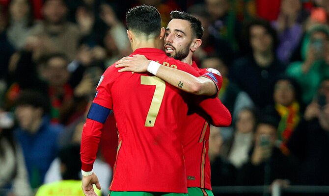 Cristiano Ronaldo y Bruno Fernandes festejan un gol de Portugal