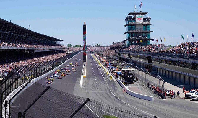 Vista panoramica de la largada en la historica carrera Indy 500