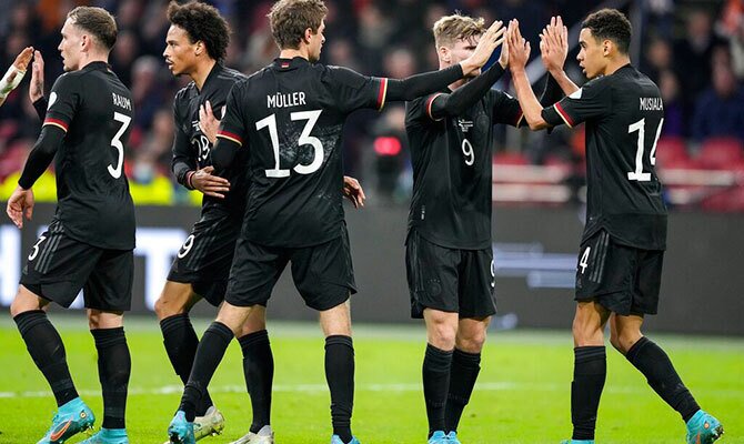 Thomas Muller y sus compañeros se saludan tras un gol de Alemania