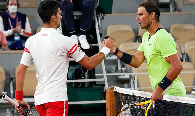 Novak Djokovic y Rafael Nadal se saludan en Roland Garros