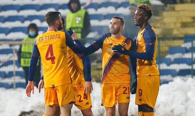 Futbolistas de AS Roma festejan un gol en la Conference League