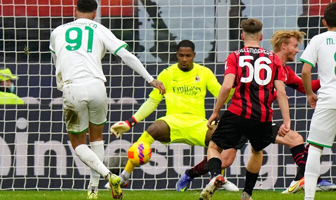 Mike Maignan del Milan intenta bloquear un disparo ante Sassuolo
