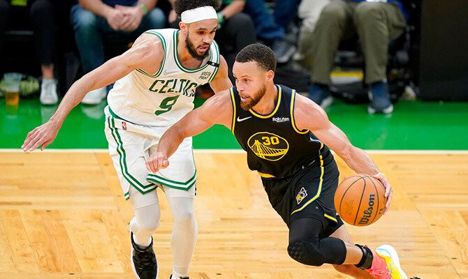Steph Curry de los Warriors en la final de la NBA contra Celtics