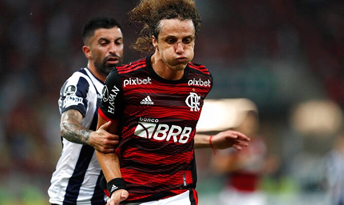 David Luiz del Flamengo busca el balon en un partido en el Maracana