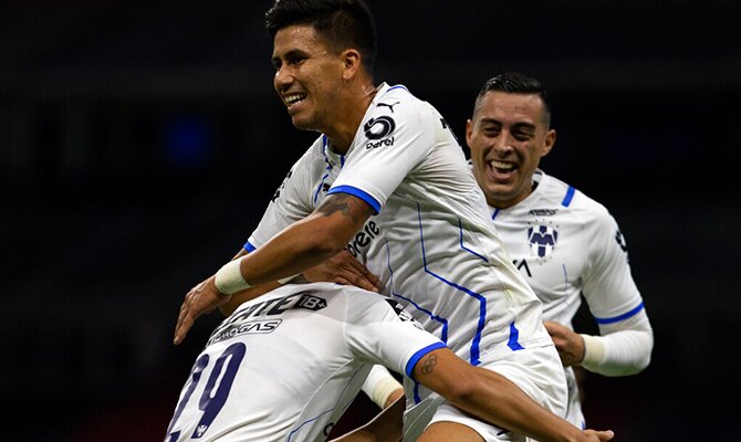 Maximiliano Meza del Monterrey celebra un gol con sus compañeros