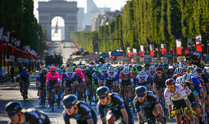 El peloton de ciclistas del Tour de Francia en la etapa final en Paris